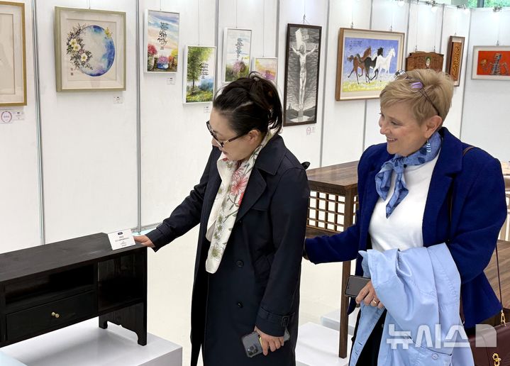 [포항=뉴시스] 송종욱 기자 = 지난 24일 한동대에서 개막한 '대구지방교정청 교정 작품 전시회'에서 관람객이 작품을 둘러보고 있다. 2025.10.25. photo@newsis.com