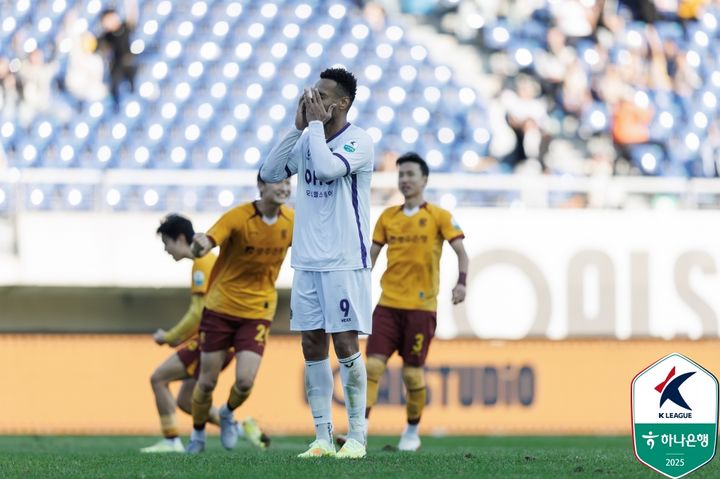 [서울=뉴시스]K리그1 안양 모따 페널티킥 실축. (사진=한국프로축구연맹 제공)