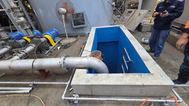 [경주=뉴시스] 경주시 안강읍 두류공단의 한 폐기물 가공(아연 제조)업체에서 사망자가 발생한 수조. (사진=경북소방본부 제공) 2025.10.25 photo@newsis.com *재판매 및 DB 금지