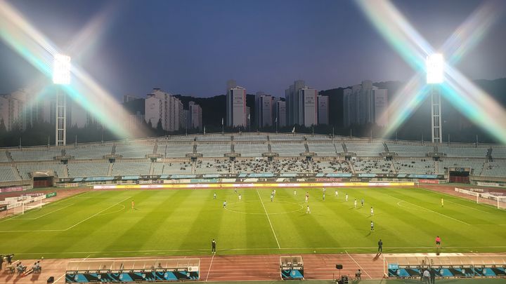 [천안=뉴시스] 최영민 기자=K리그2 천안시티FC 경기가 열린 천안종합운동장. 2025.10.25 ymchoi@newsis.com *재판매 및 DB 금지