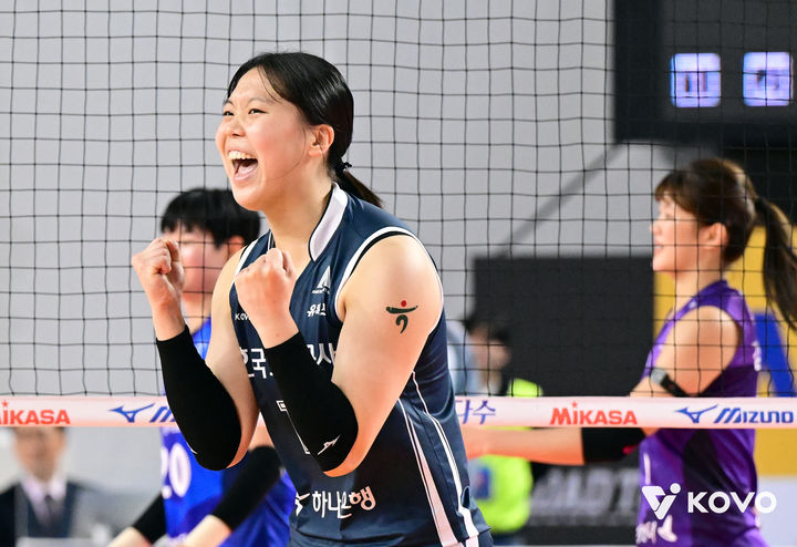 [서울=뉴시스]여자배구 도로공사 신인 이지윤 데뷔전. (사진=KOVO 제공)