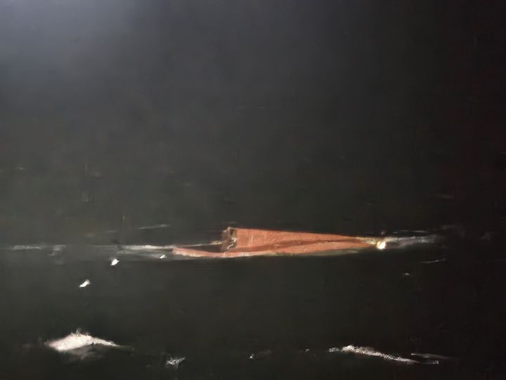 [신안=뉴시스] 25일 오후 5시24분께 전남 신안군 흑산도 북쪽 33㎞ 떨어진 해상에서 24t급 근해안강망 어선이 침수·전복됐으나 선원 8명은 모두 무사 구조됐다. (사진=목포해경 제공) 2025.10.25. photo@newsis.com *재판매 및 DB 금지