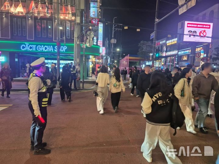 [서울=뉴시스] 이윤석 수습기자=핼러윈을 앞둔 25일 오후 서울 마포구 홍대입구역 인근. 경찰이 횡단보도 앞에서 시민들의 이동을 통제하고 있다. 2025.10.25. leeys@newsis.com 