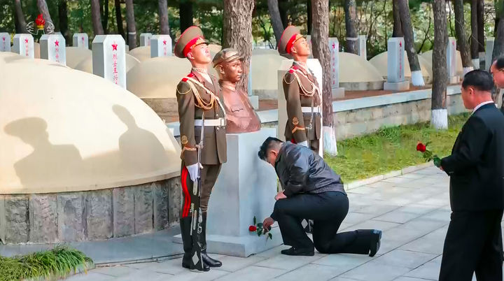 [서울=뉴시스] 김정은 북한 국무위원장이 중국의 6·25전쟁 참전 75주년 기념일(10월 25일)을 맞아 지난해 10월 24일 평안남도 회창군 중국인민지원군 열사능원을 찾았다고 북한 조선중앙TV가 25일 보도했다. 김 위원장은 중공군 전사자들을 추모하며 묵념한 뒤 마오쩌둥 전 주석의 장남이자 6·25 전쟁에서 전사한 마오안잉의 묘에 헌화했다. (사진=조선중앙TV 캡처) 2026.09.21. photo@newsis.com *재판매 및 DB 금지