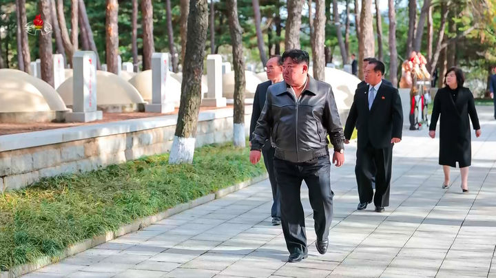 [서울=뉴시스] 김정은 북한 국무위원장이 중국의 6·25전쟁 참전 75주년 기념일(10월 25일)을 맞아 지난 24일 평안남도 회창군 중국인민지원군 열사능원을 찾아 '숭고한 경의'를 표했다고 북한 조선중앙TV가 25일 보도했다. 김 위원장은 중공군 전사자들을 추모하며 묵념한 뒤 마오쩌둥 전 주석의 장남이자 6·25 전쟁에서 전사한 마오안잉의 묘에 헌화했다. (사진=조선중앙TV 캡처) 2025.10.25. photo@newsis.com *재판매 및 DB 금지