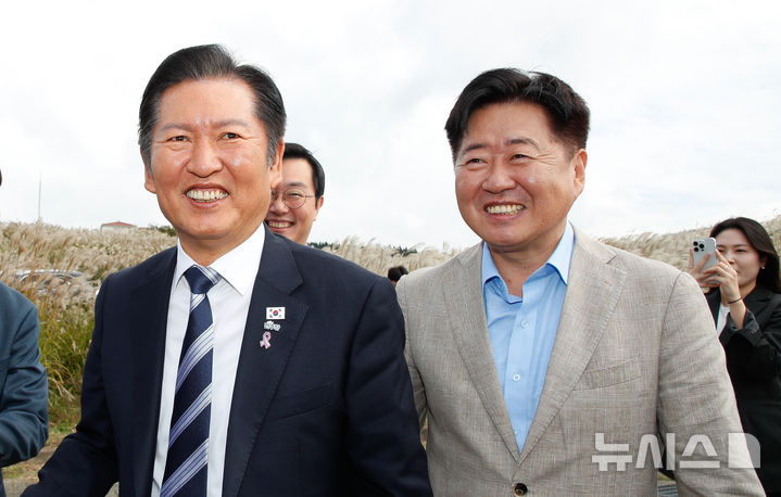 [제주=뉴시스] 우장호 기자 = 정청래 더불어민주당 대표와 오영훈(오른쪽) 제주지사가 25일 오후 제주시 애월읍 봉성리 새별오름에서 열린 '2025 제주도새기축제' 현장에서 만나 인사를 나눈 후 환하게 웃고 있다. 2025.10.25. woo1223@newsis.com