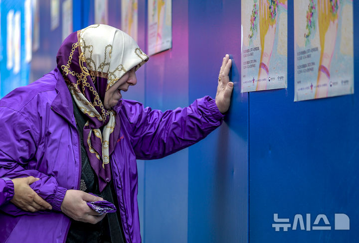 [서울=뉴시스] 정병혁 기자 = 10.29이태원참사 외국인 희생자 유가족들이 25일 서울 용산구 이태원역 1번 출구 앞 10·29 기억과 안전의 길을 찾아 참사 현장을 살펴보며 눈물을 흘리고 있다. 2025.10.25 jhope@newsis.com