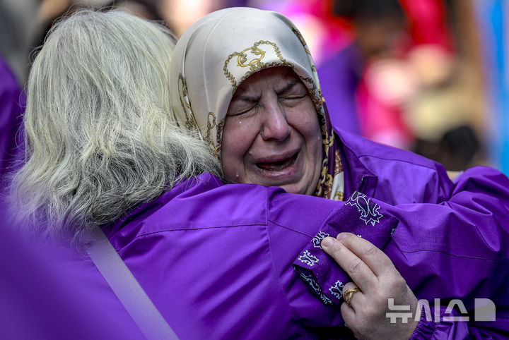 [서울=뉴시스] 정병혁 기자 = 10.29이태원참사 희생자 유가족들이 25일 서울 용산구 이태원역 1번 출구 앞 10·29 기억과 안전의 길 앞에서 서로 위로하고 있다. 2025.10.25 jhope@newsis.com