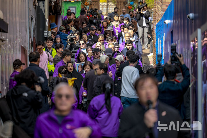 [서울=뉴시스] 정병혁 기자 = 10.29이태원참사 외국인 희생자 유가족들이 25일 서울 용산구 이태원역 1번 출구 앞 10·29 기억과 안전의 길을 찾아 참사 현장을 살펴보고 있다. 2025.10.25 jhope@newsis.com