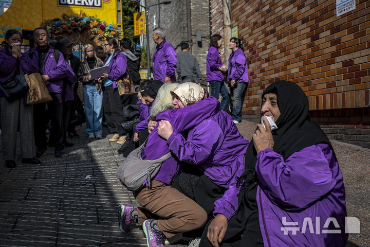 [서울=뉴시스] 정병혁 기자 = 10.29이태원참사 외국인 희생자 유가족들이 25일 서울 용산구 이태원역 1번 출구 앞 10·29 기억과 안전의 길을 찾아 참사 현장을 살펴보며 눈물을 흘리고 있다. 2025.10.25 jhope@newsis.com