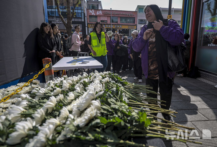 [서울=뉴시스] 정병혁 기자 = 10.29이태원참사 외국인 희생자 유가족들이 25일 서울 용산구 이태원역 1번 출구 앞 10·29 기억과 안전의 길을 찾아 참사 현장을 살펴보며 눈물을 흘리고 있다. 2025.10.25 jhope@newsis.com