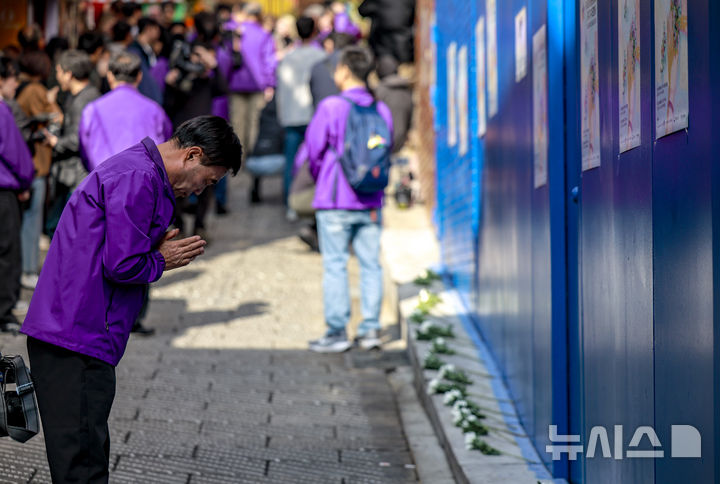 [서울=뉴시스] 정병혁 기자 = 10.29이태원참사 희생자 유가족이 25일 서울 용산구 이태원역 1번 출구 앞 10·29 기억과 안전의 길을 찾아 참사 현장을 살펴보며 추모를 하고 있다. 2025.10.25 jhope@newsis.com