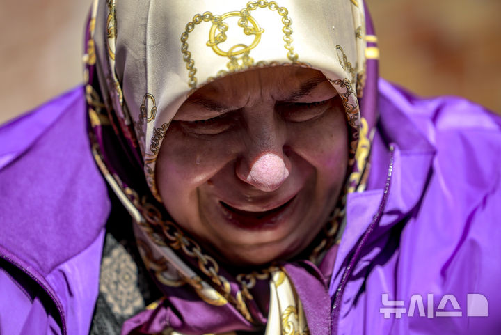 [서울=뉴시스] 정병혁 기자 = 10.29이태원참사 외국인 희생자 유가족들이 25일 서울 용산구 이태원역 1번 출구 앞 10·29 기억과 안전의 길을 찾아 참사 현장을 살펴보며 눈물을 흘리고 있다. 2025.10.25 jhope@newsis.com