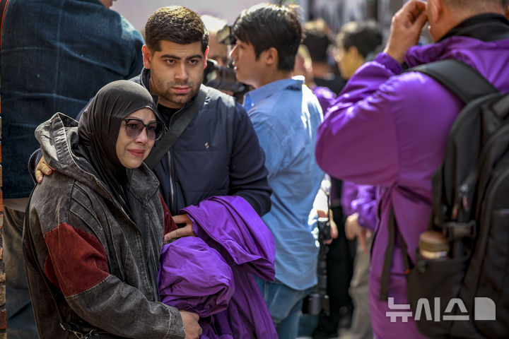 [서울=뉴시스] 정병혁 기자 = 10.29이태원참사 외국인 희생자 유가족들이 25일 서울 용산구 이태원역 1번 출구 앞 10·29 기억과 안전의 길을 찾아 참사 현장을 살펴보며 눈물을 흘리고 있다. 2025.10.25 jhope@newsis.com