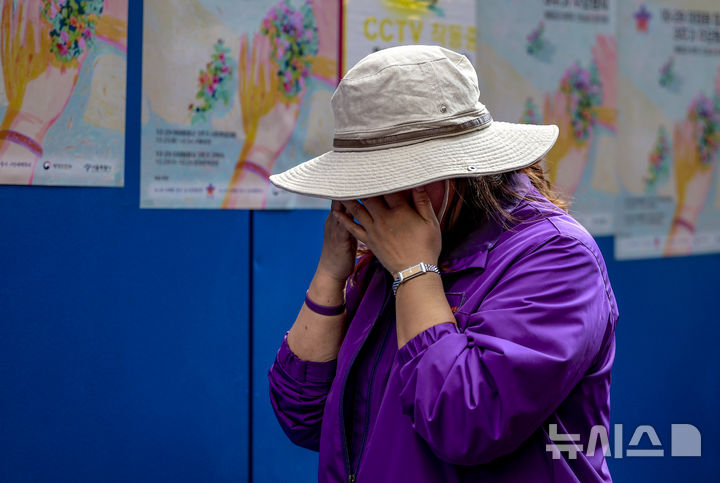 [서울=뉴시스] 정병혁 기자 = 10.29이태원참사 외국인 희생자 유가족들이 지난 25일 서울 용산구 이태원역 1번 출구 앞 10·29 기억과 안전의 길을 찾아 참사 현장을 살펴보며 눈물을 흘리고 있다. (기사 내용과는 직접적 관련이 없습니다) 2025.10.25 jhope@newsis.com