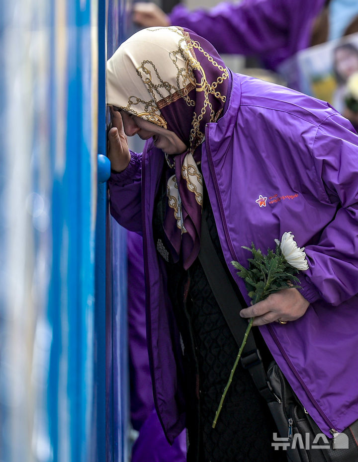 [서울=뉴시스] 정병혁 기자 = 10.29이태원참사 외국인 희생자 유가족들이 25일 서울 용산구 이태원역 1번 출구 앞 10·29 기억과 안전의 길을 찾아 참사 현장을 살펴보며 눈물을 흘리고 있다. 2025.10.25 jhope@newsis.com