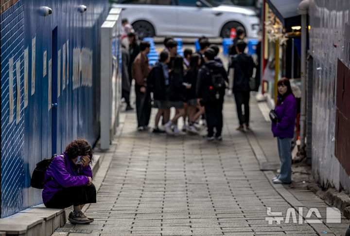 [서울=뉴시스] 정병혁 기자 = 10.29이태원참사 희생자 유가족이 25일 서울 용산구 이태원역 1번 출구 앞 10·29 기억과 안전의 길을 찾아 참사 현장을 살펴보며 눈물을 흘리고 있다. 2025.10.25 jhope@newsis.com