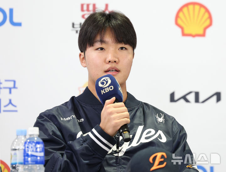 [서울=뉴시스] 김진아 기자 = 한화 이글스 정우주가 25일 서울 잠실야구장에서 열린 2025 KBO 한국시리즈 미디어데이에서 출사표를 던지고 있다. 2025.10.25. bluesoda@newsis.com