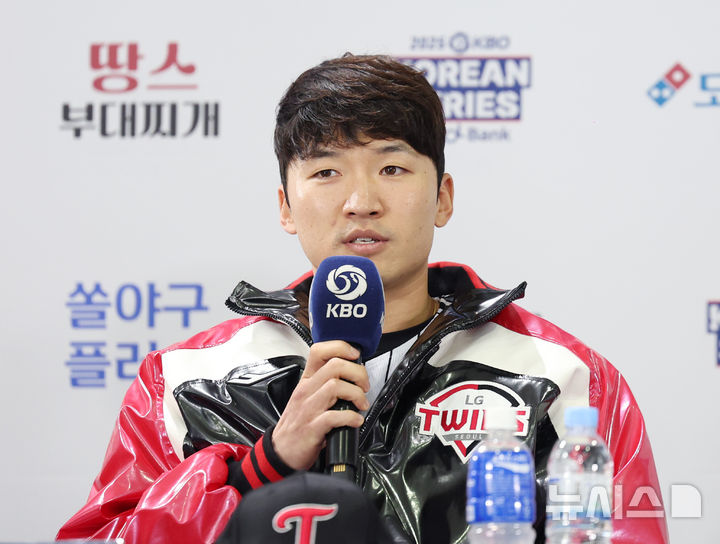 [서울=뉴시스] 김진아 기자 = LG 트윈스 박해민이 25일 서울 잠실야구장에서 열린 2025 KBO 한국시리즈 미디어데이에서 출사표를 던지고 있다. 2025.10.25. bluesoda@newsis.com