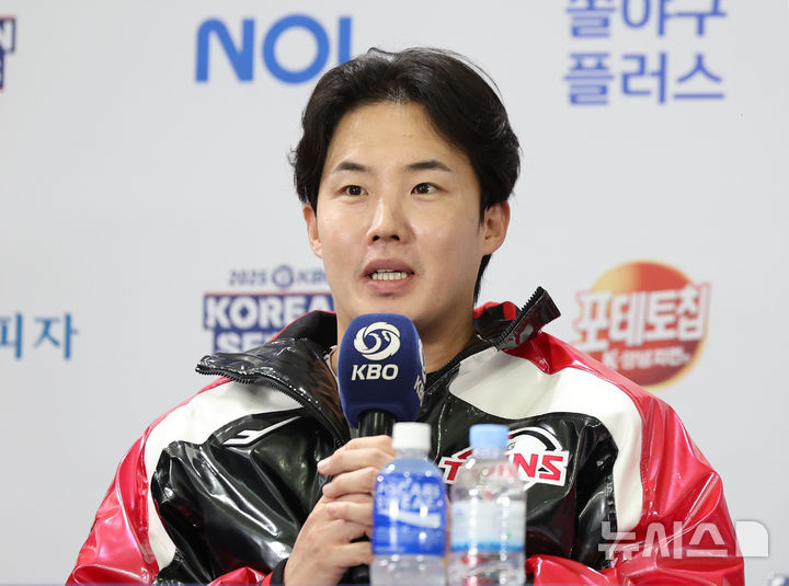 [서울=뉴시스] 김진아 기자 = LG 트윈스 임찬규가 25일 서울 잠실야구장에서 열린 2025 KBO 한국시리즈 미디어데이에서 출사표를 던지고 있다. 2025.10.25. bluesoda@newsis.com