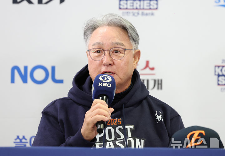 [서울=뉴시스] 김진아 기자 = 김경문 한화 이글스 감독이 25일 서울 잠실야구장에서 열린 2025 KBO 한국시리즈 미디어데이에서 출사표를 던지고 있다. 2025.10.25. bluesoda@newsis.com