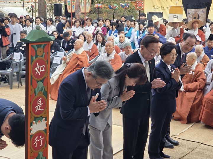 [서울=뉴시스] 정병혁 기자 = 허민 국가유산청장(왼쪽)이 25일 오전 서울 은평구 소재의 사찰 진관사에서 광복 80주년 맞이 국가무형유산 ‘진관사 수륙재’의 시작을 알리는 시련의식을 봉행하고 있다.(사진=국가유산청 제공) 2025.10.25. photo@newsis.com *재판매 및 DB 금지