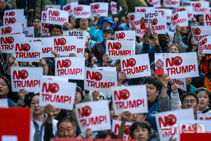 [서울=뉴시스] 정병혁 기자 = 25일 서울 중구 세종대로에서 열린 대미투자 전면 재검토 NO 트럼프 범시민대행진에서 참가자들이 구호를 외치고 있다. 2025.10.25 jhope@newsis.com