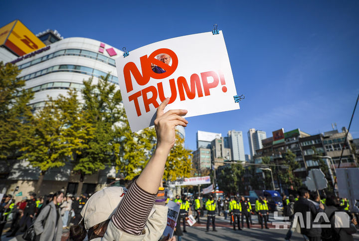 [서울=뉴시스] 정병혁 기자 = 25일 서울 중구 세종대로에서 열린 대미투자 전면 재검토 NO 트럼프 범시민대행진에서 참가자들이 주한민국대사관으로 행진하고 있다. 2025.10.25 jhope@newsis.com