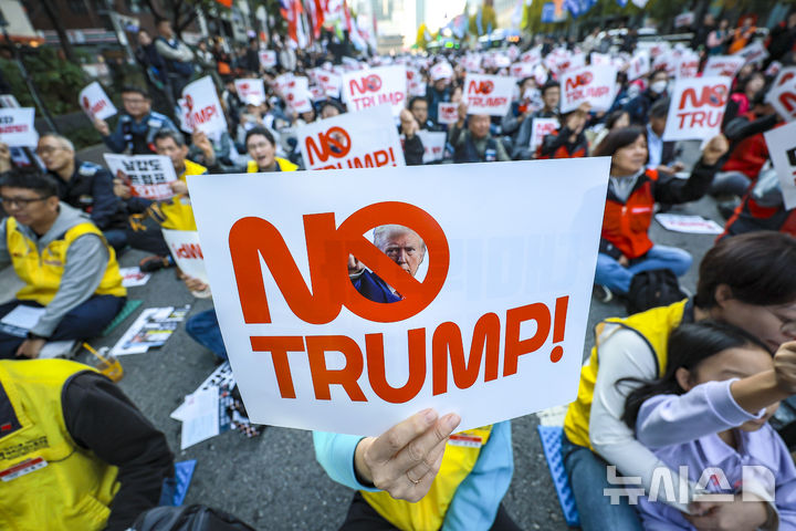 [서울=뉴시스] 정병혁 기자 = 25일 서울 중구 세종대로에서 열린 대미투자 전면 재검토 NO 트럼프 범시민대행진에서 참가자들이 피켓을 들고 있다. 2025.10.25 jhope@newsis.com