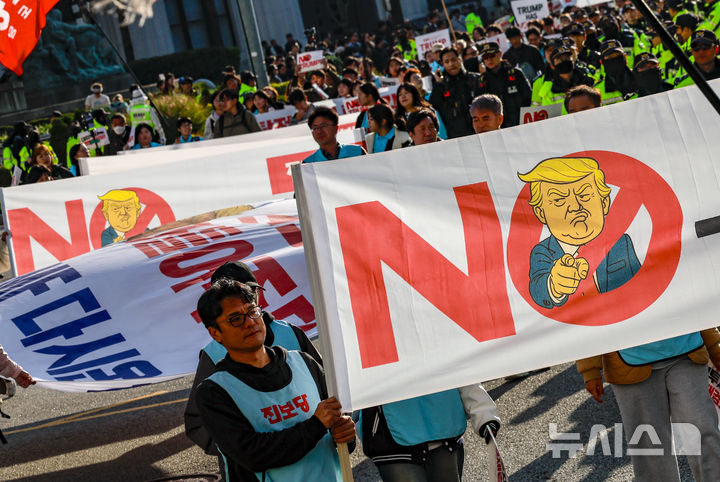 [서울=뉴시스] 정병혁 기자 = 25일 서울 중구 세종대로에서 열린 대미투자 전면 재검토 NO 트럼프 범시민대행진에서 참가자들이 주한민국대사관으로 행진하고 있다. 2025.10.25 jhope@newsis.com