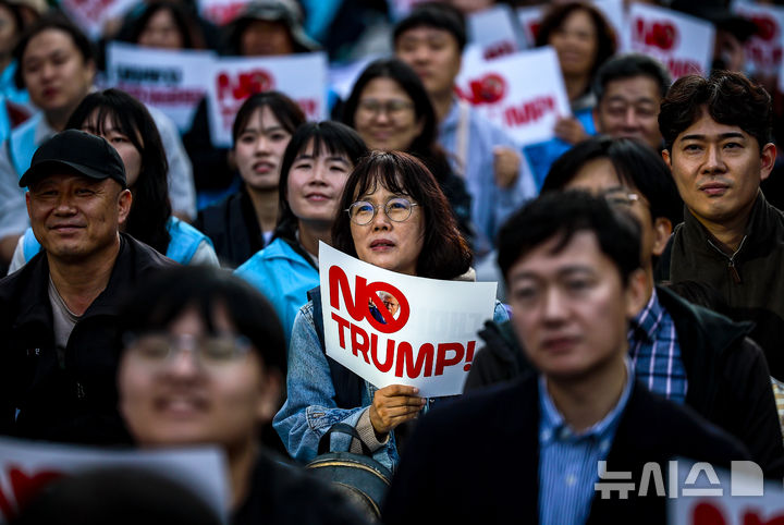[서울=뉴시스] 정병혁 기자 = 25일 서울 중구 세종대로에서 열린 대미투자 전면 재검토 NO 트럼프 범시민대행진에서 참가자들이 피켓을 들고 있다. 2025.10.25 jhope@newsis.com