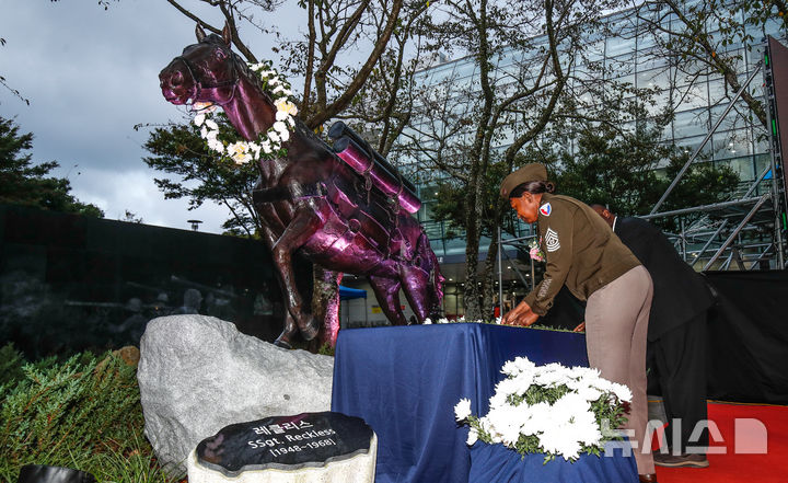 [제주=뉴시스] 우장호 기자 = 닉슨 타주아나 샨텔 주한미군 장교와 조슈아 T. 에이드 주한미군 목사가 25일 오후 제주시 애월읍 유수암리 렛츠런파크 제주에서 열린 '제2회 레클리스 기념행사 및 감사패 제막식'에서 레클리스 동상에 헌화하고 있다. 제주마 후손 '레클리스(Staff Sergeant Reckless)'는 1948년 제주에서 태어난 제주마 혈통의 암말로, 6?25전쟁 당시 미 해병대 소속으로 참전해 탁월한 용맹으로 퍼플하트 훈장 2개와 모범근무장, 미 대통령 표창을 받았으며, 1997년에는 미국 라이프지가 선정한 '20세기 100대 영웅'에 이름을 올렸다. 2025.10.25. woo1223@newsis.com