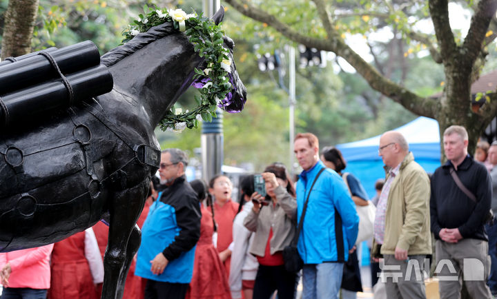 [제주=뉴시스] 우장호 기자 = 25일 오후 제주시 애월읍 유수암리 렛츠런파크 제주에서 열린 '제2회 레클리스 기념행사 및 감사패 제막식'에 앞서 주한미군 가족들이 레클리스 동상을 둘러보고 있다. 제주마 후손 '레클리스(Staff Sergeant Reckless)'는 1948년 제주에서 태어난 제주마 혈통의 암말이다. 6·25전쟁 당시 미 해병대 소속으로 참전해 탁월한 용맹으로 퍼플하트 훈장 2개와 모범근무장, 미 대통령 표창을 받았다. 1997년에는 미국 라이프지가 선정한 '20세기 100대 영웅'에 이름을 올렸다. 2025.10.25. woo1223@newsis.com