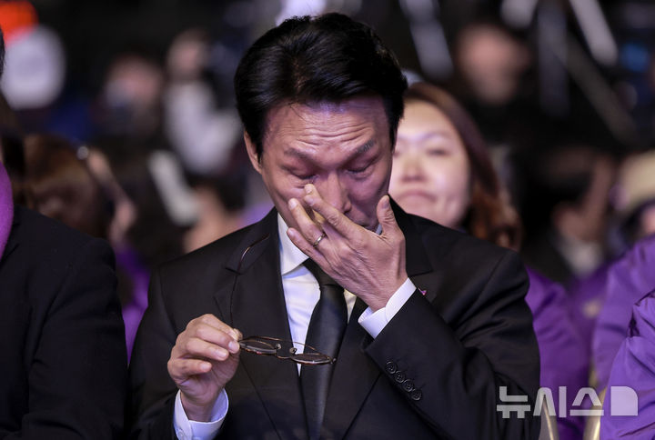 [서울=뉴시스] 정병혁 기자 = 김민석 국무총리가 25일 서울 중구 서울광장에서 열린 10.29 이태원참사 3주기 시민추모대회에서 눈물을 닦고 있다. 2025.10.25 jhope@newsis.com