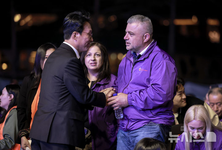 [서울=뉴시스] 정병혁 기자 = 김민석 국무총리가 25일 서울 중구 서울광장에서 열린 10.29 이태원참사 3주기 시민추모대회에서 외국인 희생자 유가족과 인사를 나누고 있다. 2025.10.25 jhope@newsis.com