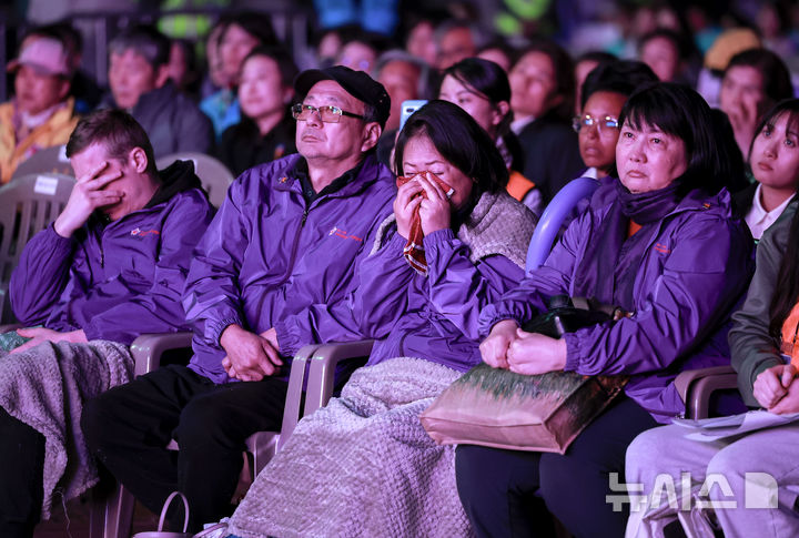 [서울=뉴시스] 정병혁 기자 = 지난 25일 서울 중구 서울광장에서 열린 10.29 이태원참사 3주기 시민추모대회에서 희생자 유가족들이 슬퍼하고 있다. 2025.10.25 jhope@newsis.com