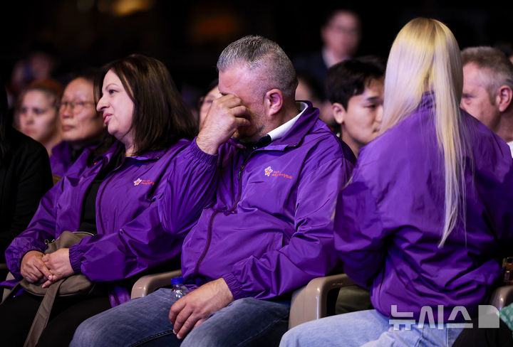 [서울=뉴시스] 정병혁 기자 = 25일 서울 중구 서울광장에서 열린 10.29 이태원참사 3주기 시민추모대회에서 희생자 유가족들이 슬픔을 느끼고 있다. 2025.10.25 jhope@newsis.com