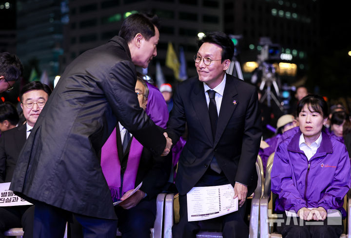 [서울=뉴시스] 정병혁 기자 = 김민석 국무총리가 25일 서울 중구 서울광장에서 열린 10.29 이태원참사 3주기 시민추모대회에서 오세훈 서울시장과 인사를 나누고 있다. 2025.10.25 jhope@newsis.com