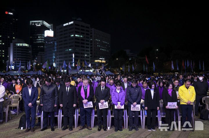 [서울=뉴시스] 정병혁 기자 = 25일 서울 중구 서울광장에서 열린 10.29 이태원참사 3주기 시민추모대회에서 참석자들이 묵념을 하고 있다. 2025.10.25 jhope@newsis.com