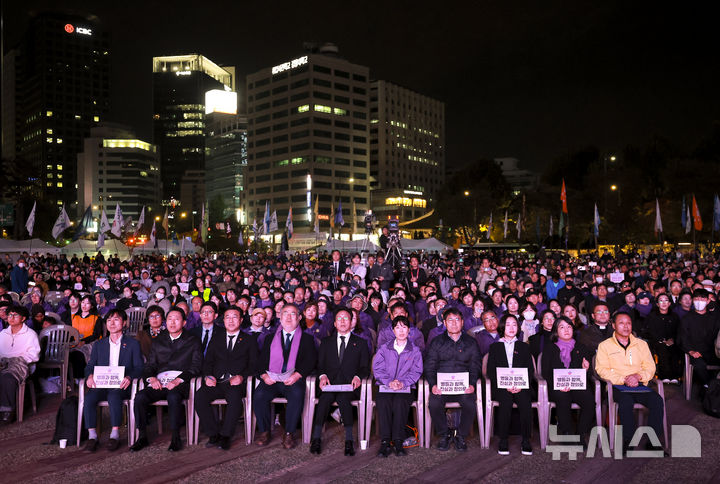 [서울=뉴시스] 정병혁 기자 = 25일 서울 중구 서울광장에서 10.29 이태원참사 3주기 시민추모대회가 열리고 있다. 2025.10.25 jhope@newsis.com