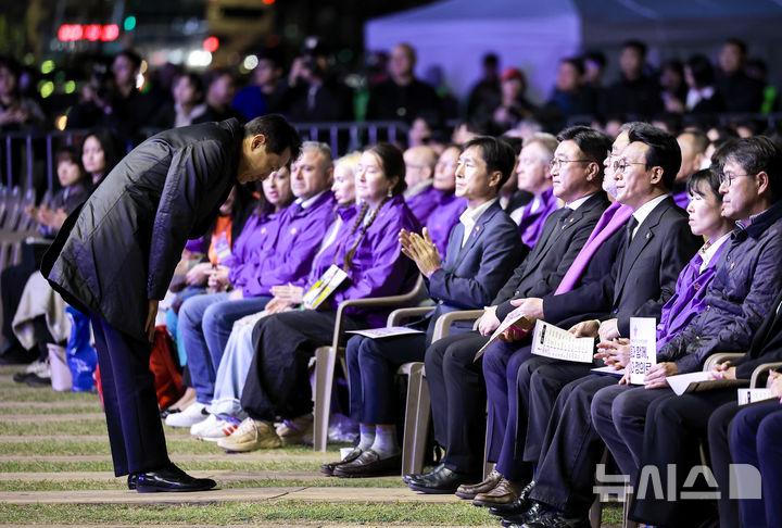 [서울=뉴시스] 정병혁 기자 = 오세훈 서울시장이 25일 서울 중구 서울광장에서 열린 10.29 이태원참사 3주기 시민추모대회에서 인사를 하고 있다. 2025.10.25 jhope@newsis.com