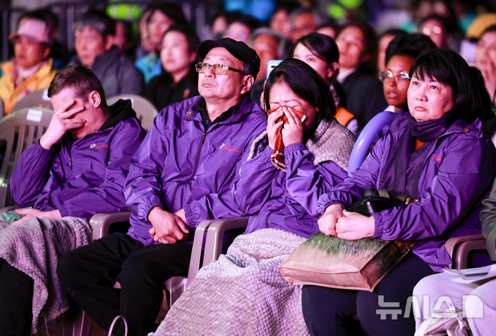 [서울=뉴시스] 정병혁 기자 = 25일 서울 중구 서울광장에서 열린 10.29 이태원참사 3주기 시민추모대회에서 희생자 유가족들이 슬픔을 느끼고 있다. 2025.10.25 jhope@newsis.com