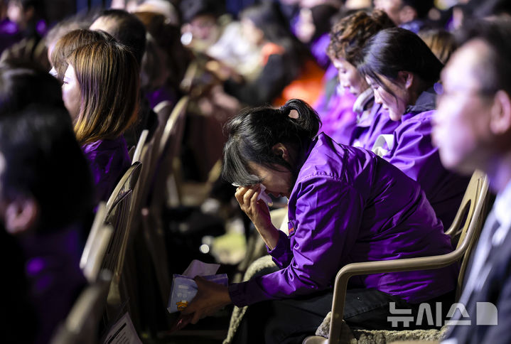 [서울=뉴시스] 정병혁 기자 = 25일 서울 중구 서울광장에서 열린 10.29 이태원참사 3주기 시민추모대회에서 희생자 유가족들이 슬픔을 느끼고 있다. 2025.10.25 jhope@newsis.com