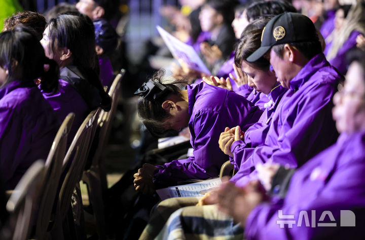 [서울=뉴시스] 정병혁 기자 = 25일 서울 중구 서울광장에서 열린 10.29 이태원참사 3주기 시민추모대회에서 희생자 유가족들이 슬픔을 느끼고 있다. 2025.10.25 jhope@newsis.com