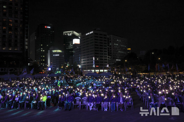 [서울=뉴시스] 정병혁 기자 = 25일 서울 중구 서울광장에서 10.29 이태원참사 3주기 시민추모대회가 열리고 있다. 2025.10.25 jhope@newsis.com