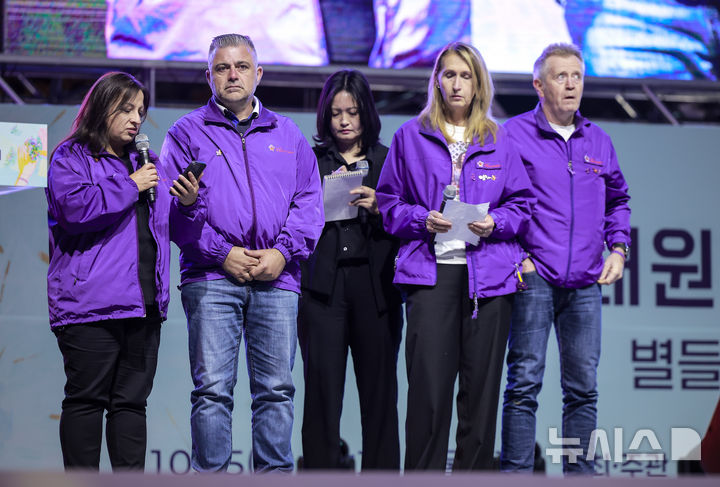 [서울=뉴시스] 정병혁 기자 = 25일 서울 중구 서울광장에서 열린 10.29 이태원참사 3주기 시민추모대회에서 외국인 희생자 유가족들이 인사말을 하고 있다. 2025.10.25 jhope@newsis.com