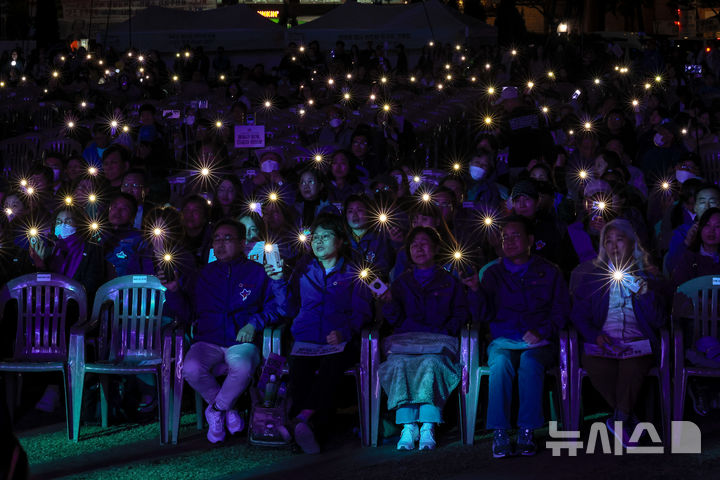 [서울=뉴시스] 정병혁 기자 = 25일 서울 중구 서울광장에서 10.29 이태원참사 3주기 시민추모대회가 열리고 있다. 2025.10.25 jhope@newsis.com