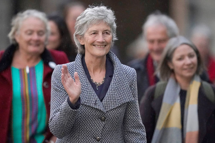 [더블린( 아일랜드)=AP/뉴시스] 아일랜드의 10대 대통령으로 당선된 좌파후보 캐서린 코널리(68)가 10월 25일 수도 더블린성에 도착해서 인사하고 있다. 심리학자와 법정 변호인 출신으로 하원 부의장을 지낸 그는 7년 임기로 재임 기한이 11월에 끝나는 마이클 히긴스 대통령 후임으로 취임하게 된다. 2025. 10.26. 