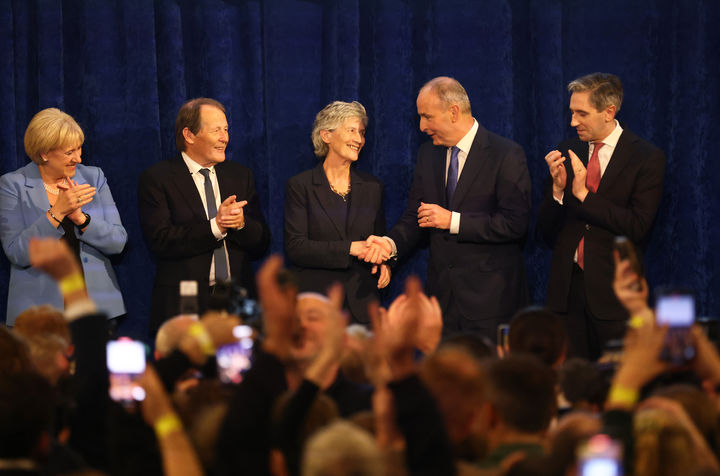 [더블린=AP/뉴시스] 아일랜드 새 대통령으로 당선한 좌파의 캐서린 코널리(68)후보가 더블린 성에서 25일( 현지시간) 마르틴 총리를 비롯한 정치인들로부터 축하 인사를 받고 있다. 2025. 10.26. 