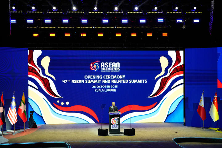 [쿠알라룸푸르=AP/뉴시스] 안와르 이브라힘 말레이시아 총리가 26일 쿠알라룸푸르에서 열린 제47차 아세안 정상회의 개막식에서 연설하고 있다. 2025.10.26.